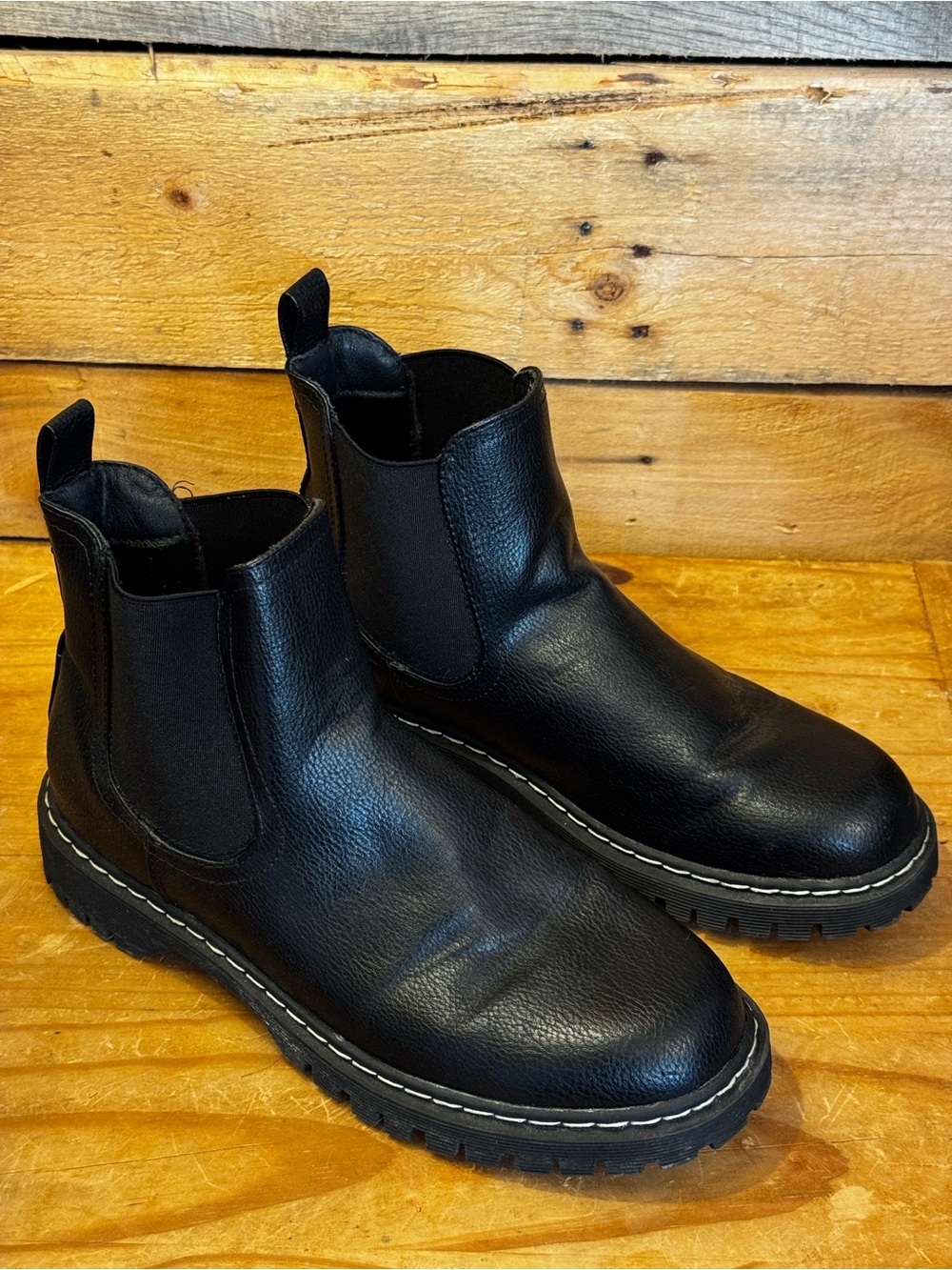 DV by Dolce Vita Lobera Black Chelsea Lug Sole Boots – Size 8.5